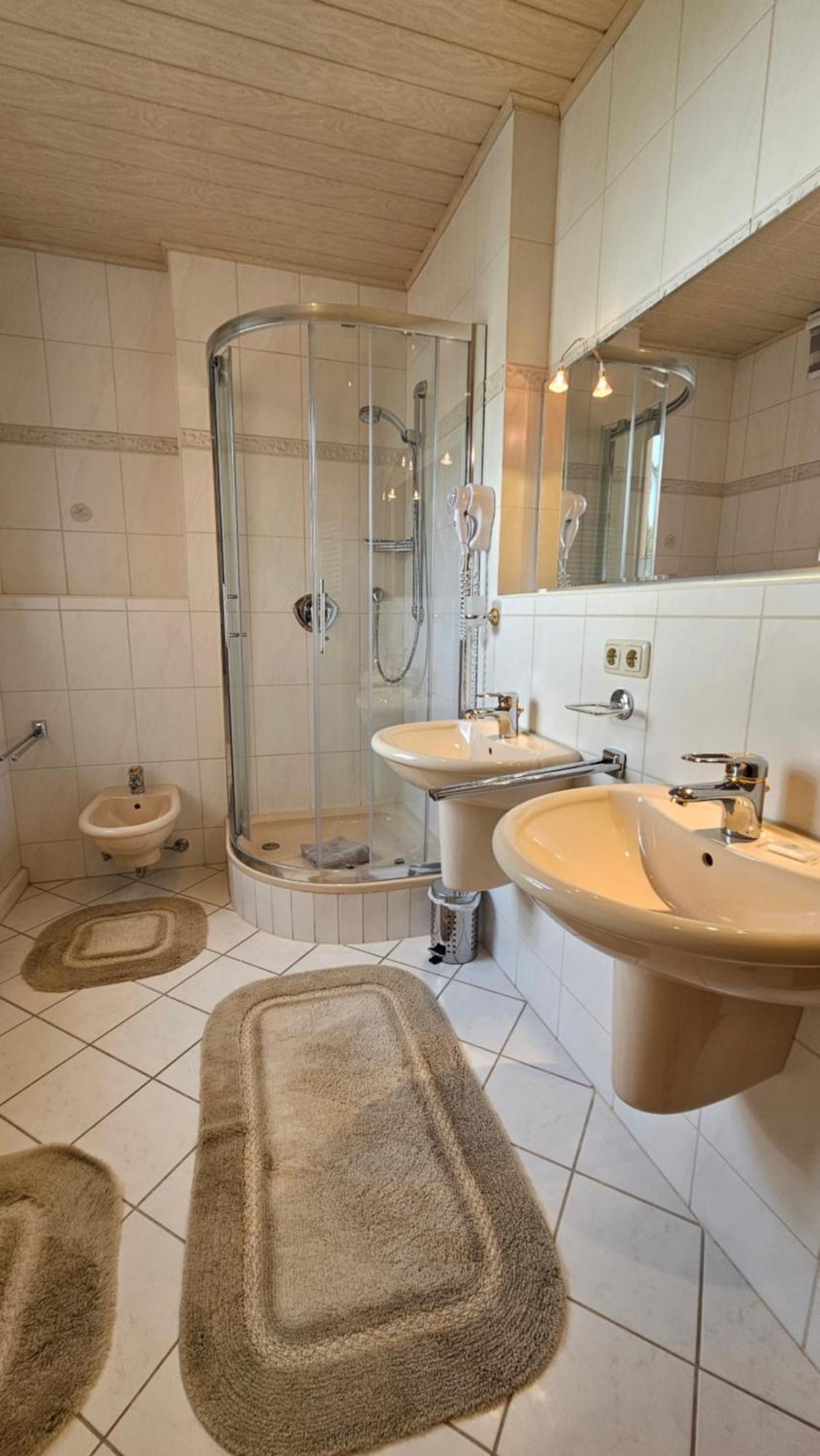 Pension Weisse Rose, Parkplatz, Fruehstueck, Wlan, Zentral Bad Elster Exterior photo